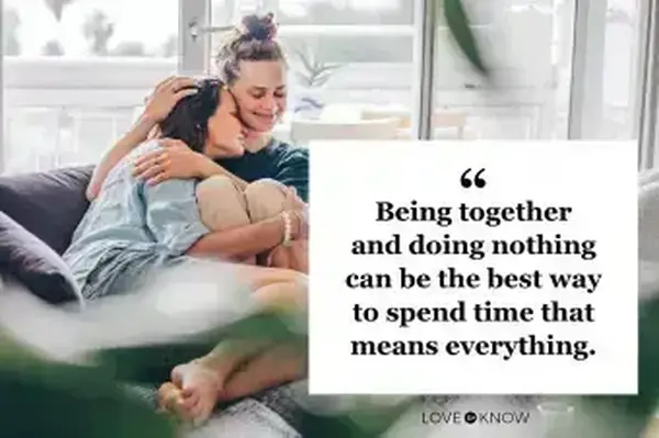 Mladý muž dáva svojej priateľke jazdu na chrbte