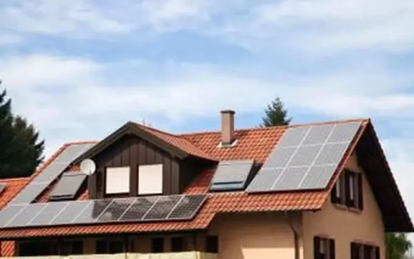 지붕에 태양 전지판