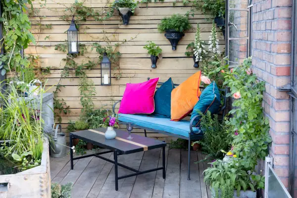 Using walls to make the most of the space in a small patio. Paul Debois