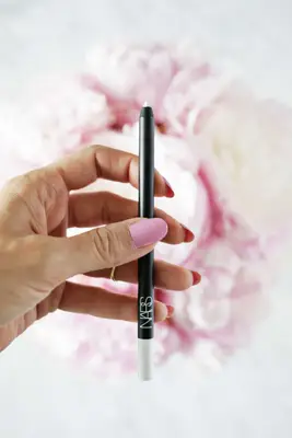 Prøv dette enkle trick for at få dine øjne til at se lysere ud!