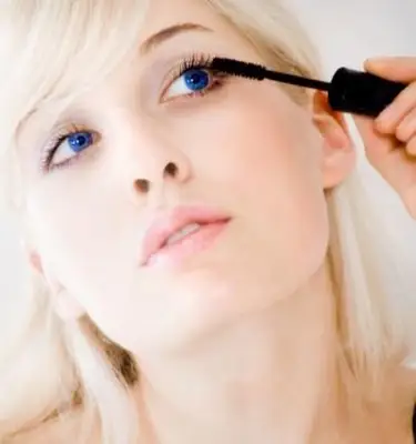 https://cf.ltkcdn.net/makeup/images/slide/145758-566x604-applying-mascara.webp