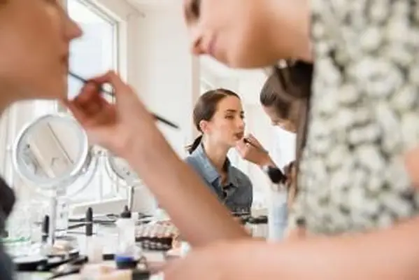 Mujer con maquillaje aplicado por estilista