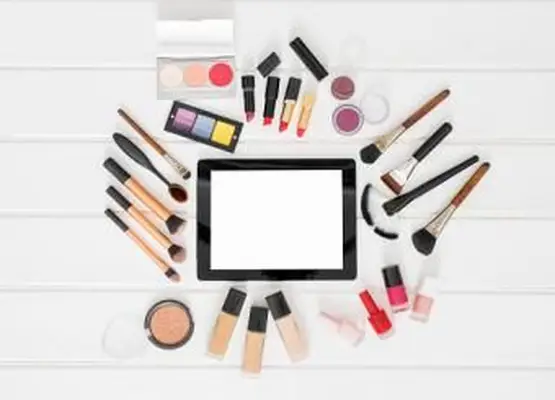 Štetce na líčenie a tablet na stole
