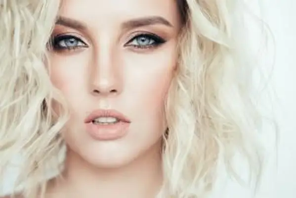 どんな色のアイシャドウを着るべきですか？