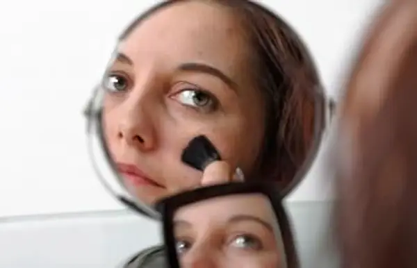 Jak pokryć strup makijażem