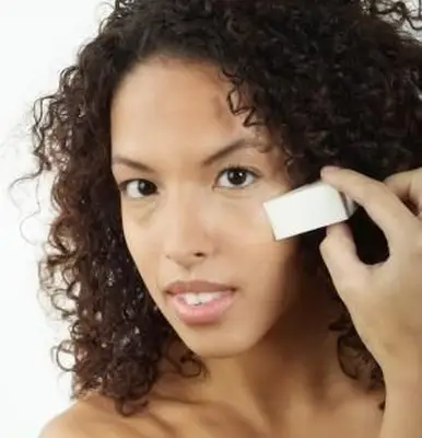 מריחת בסיס נוזלי בעזרת ספוג