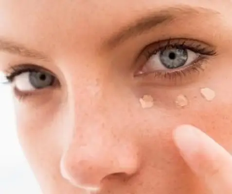 מריחה מתחת לקונסילר העיניים