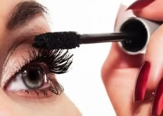 צילום מקרוב, של, אישה, להחיל, מסקרה