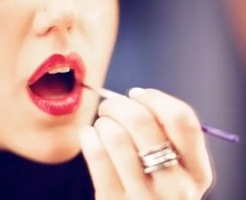 מריחת שפתון עם מברשת