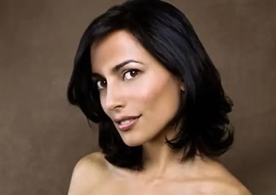 mulher com maquiagem nos olhos