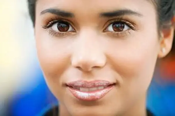 mulher com lábios vermelhos