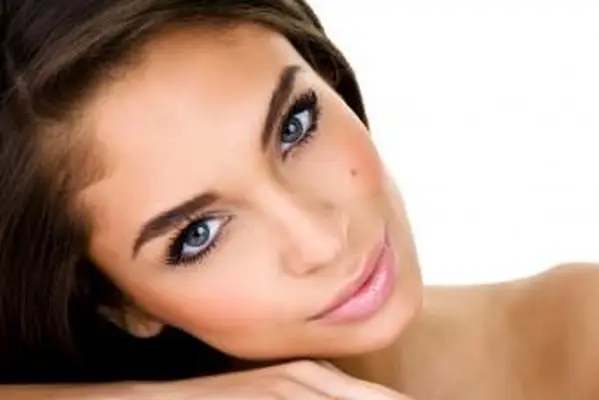 Przyciemnianie znaku kosmetycznego za pomocą kosmetyków