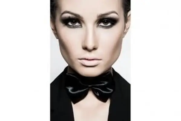 https://cf.ltkcdn.net/makeup/images/slide/224144-704x469-Woman-with-make-up-showing-high-cheekbones.webp