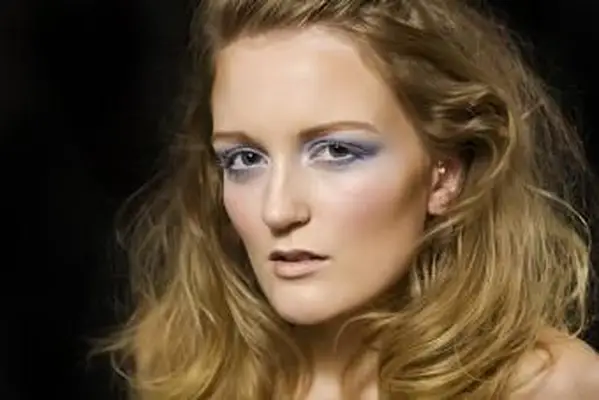 Como são as maçãs do rosto salientes?