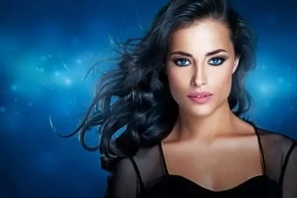 donna con gli occhi azzurri