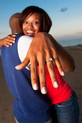 זוג מאושר שרק התארס