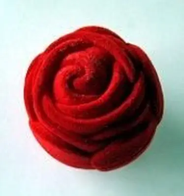 Immagine di una scatola per anelli a forma di rosa rossa