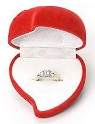 Scatola per anelli di fidanzamento a forma di cuore rosso