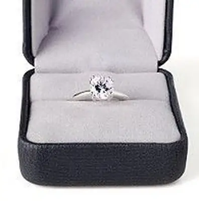 Portagioie con anello di fidanzamento