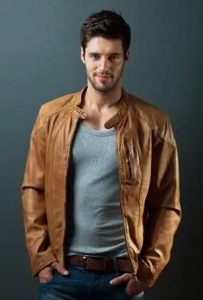 mężczyzna w skórzanej kurtce, dżinsach i casualowej koszuli