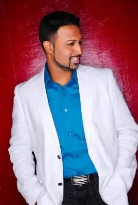 mężczyzna w jasnej koszuli i fajnej kurtce