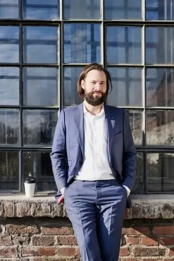 Scharf gekleideter Mann im blauen Blazer