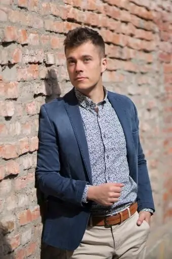 Verspielt gemustertes Shirt mit fester Jacke