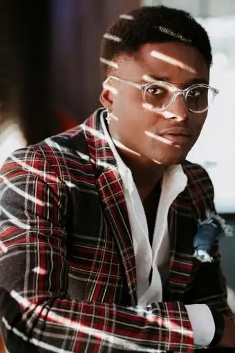 Junger Mann mit kariertem Anzugmantel