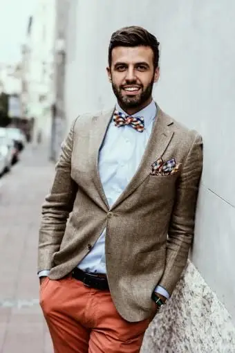 Auffällige Fliege und helle Hose