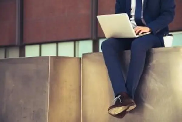 ネイビーパンツと一緒に何色のブレザーを着ますか？