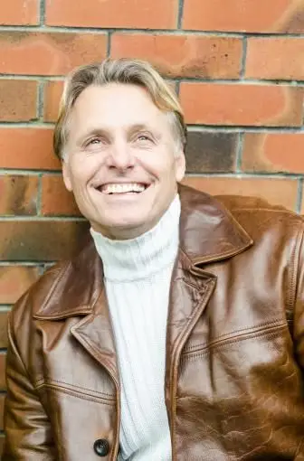 Mann mit brauner Lederjacke