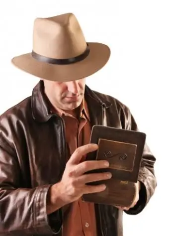 Mann in dunkelbrauner Lederjacke