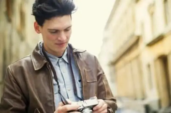 Junger Mann mit Lederjacke