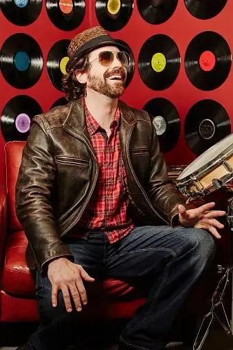 Musiker mit Lederjacke