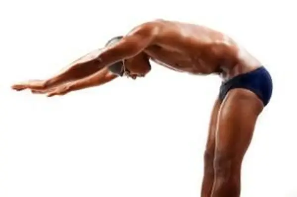 Speedoを着用する必要があります