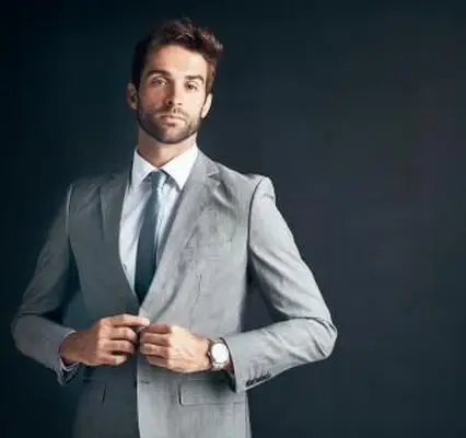 Giovane uomo d'affari sicuro ed elegantemente vestito