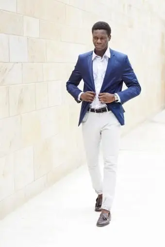 Fiducioso giovane in sartoria casual