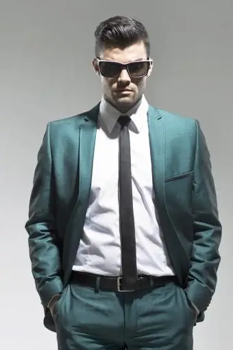 Uomo d'affari con le mani in tasca