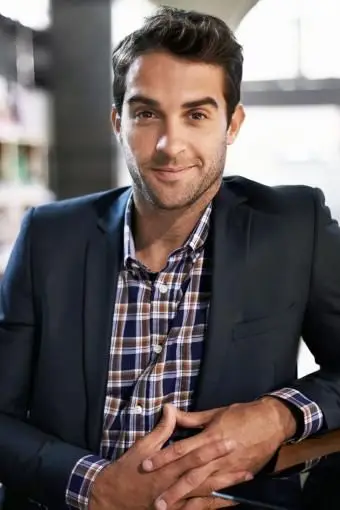 Bel giovanotto con una maglietta stampata