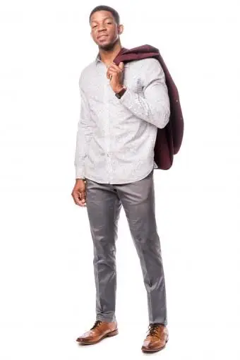 Fiducioso giovane con un vestito alla moda