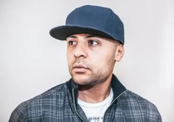 フィットした帽子を伸ばす方法