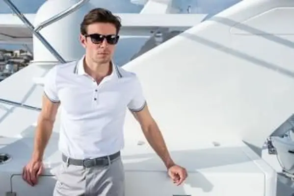 Kiedy mężczyzna wkłada koszulkę polo?