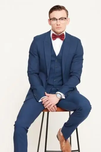 Blazer azul clássico e gravata borboleta vermelha