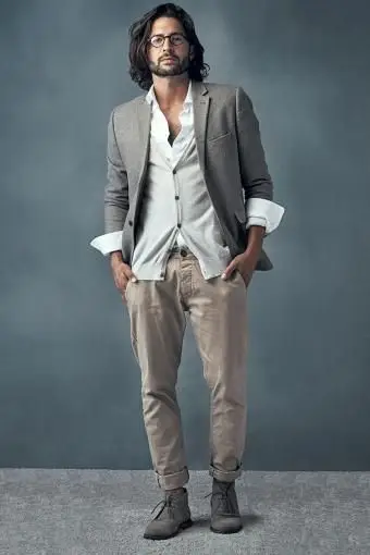 Homem vestido de terno casual