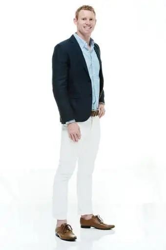 Blazer escuro com calças claras