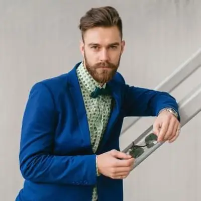 Homem elegante com camisa verde