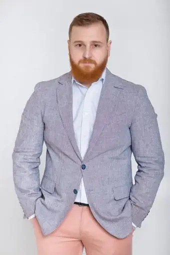 Roupa casual pastel em homem barbudo