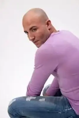 Depilación con cera de una cabeza calva