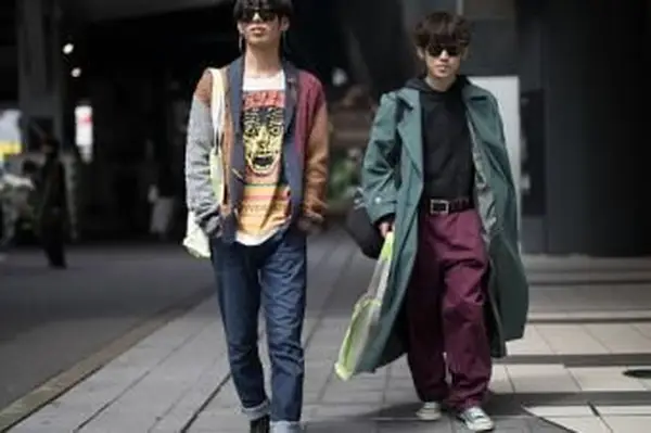 유행 트렌치 코트를 입고 젊은 남자