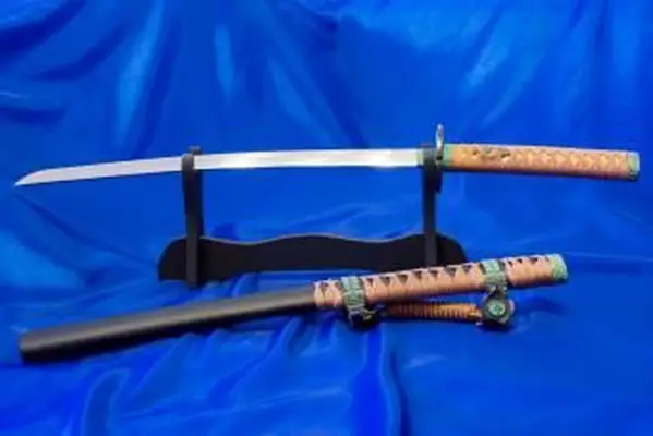 Spada Katana giapponese su sfondo blu